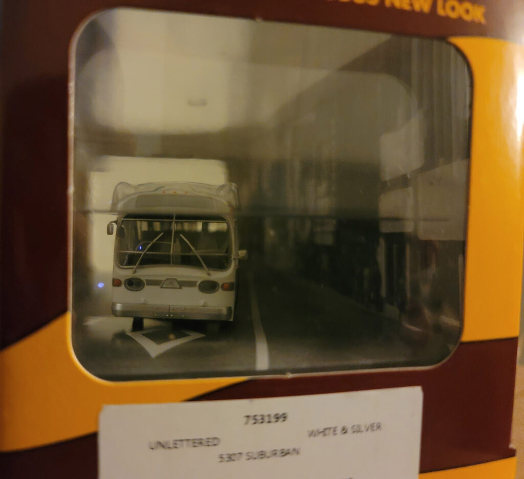 Rapido GM Fishbowl Suburban Bus 5307 Blank/White