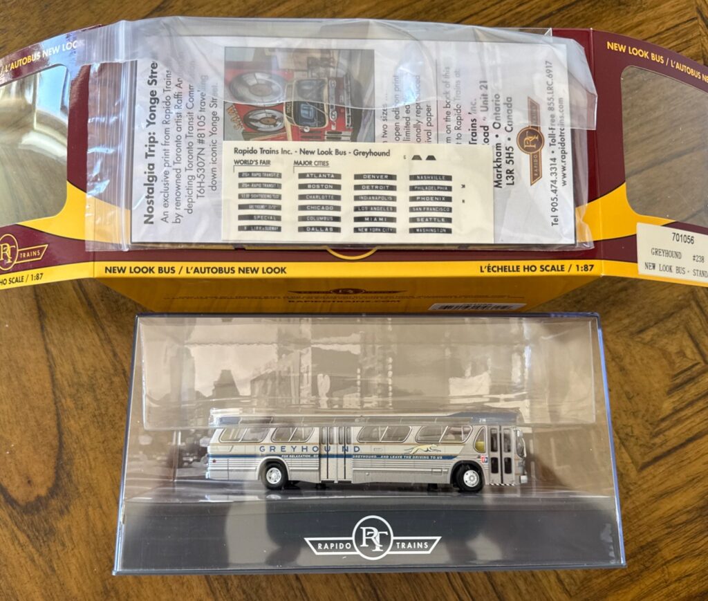 Rapido GM Fishbowl Bus Greyhound bus with destination signs 701056
