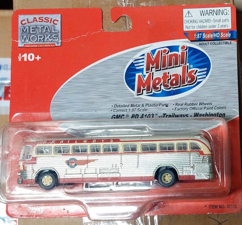 Classic Metal Works GM PD4103 Trailways Bus